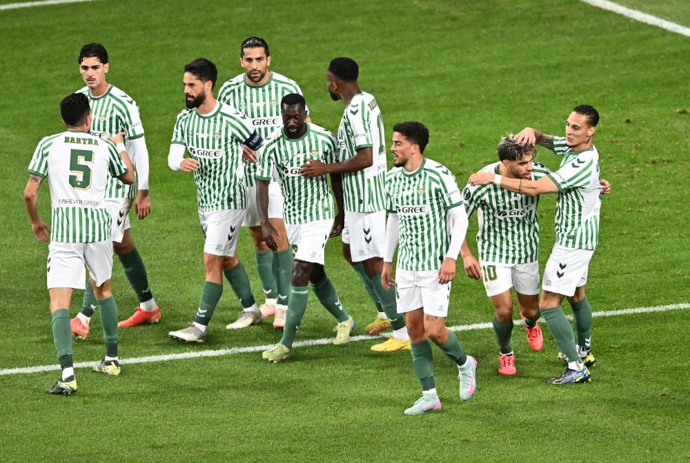 王楚钦避免0-3完败！樊振东队长也学会抓他漏洞，球迷炮轰教练组