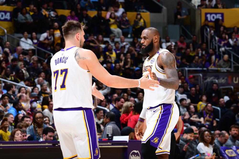 足球国足球迷自发制作横幅，为球队打气